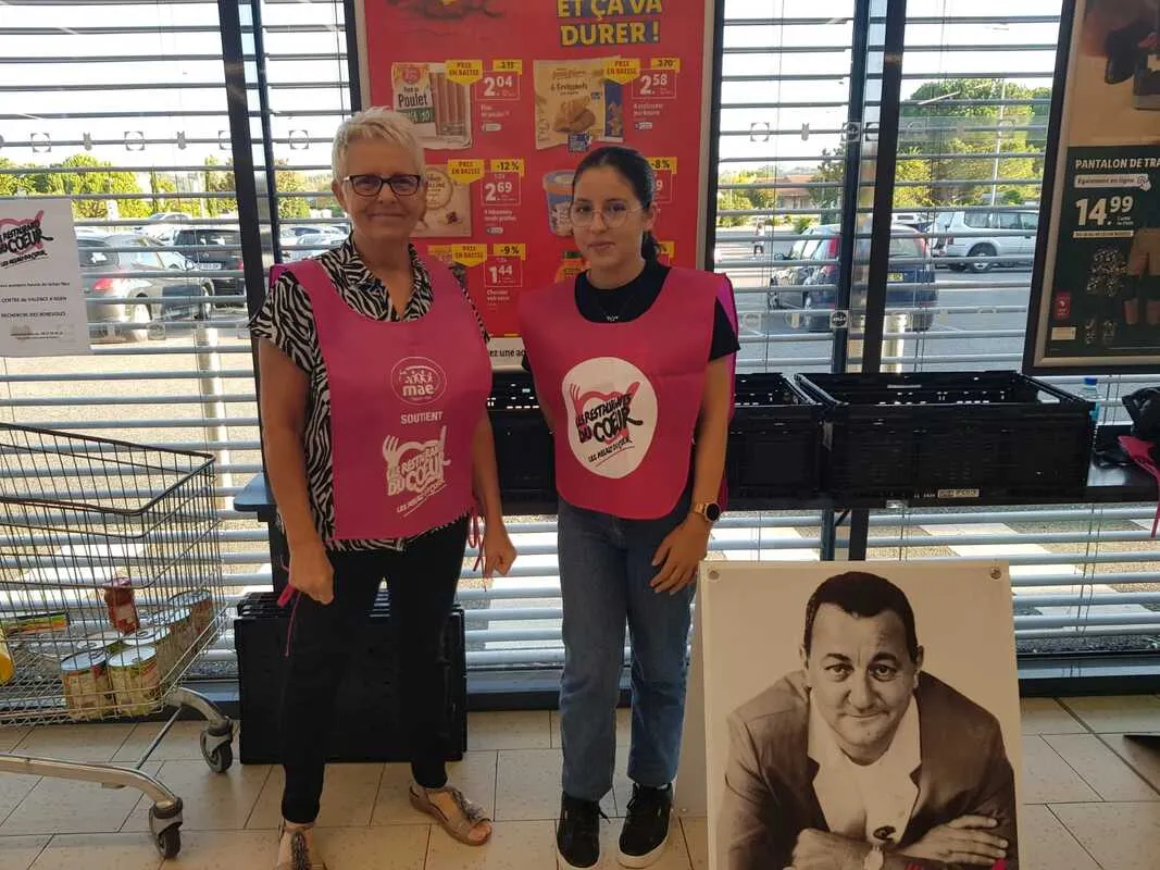 Bénévoles en chasuble lors d'une collecte alimentaire pour les Restos du Cœur, 2/4
