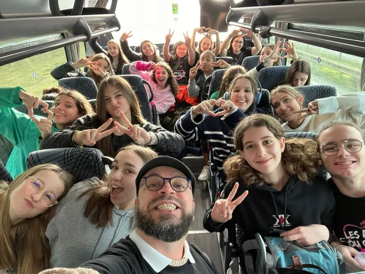 Les Ados du Cœur en route pour le spectacle des Enfoirés, 3/4