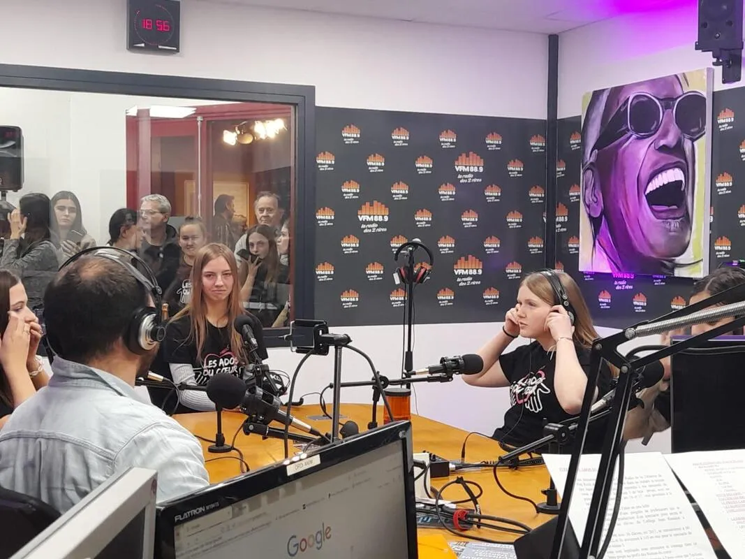 Les Ados du Cœur en interview dans les studios de la radio VFM 88.9, 2/4