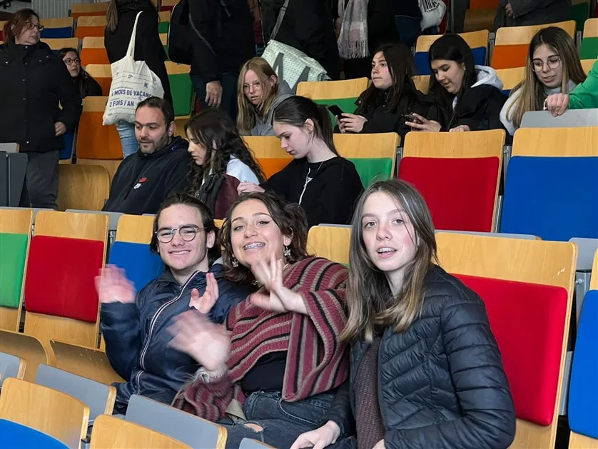 Les Ados du Cœur lors d'une rencontre avec les Enfoirös, 3/4