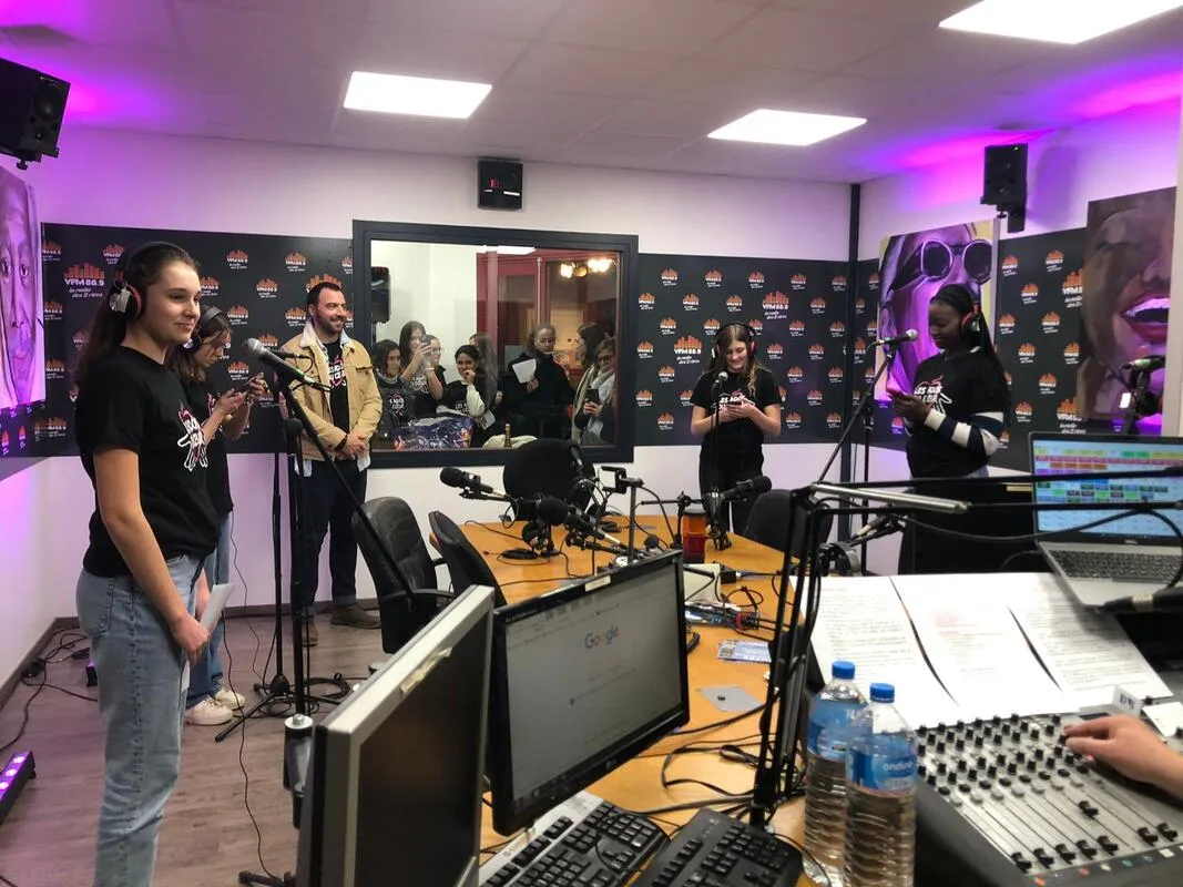 Les Ados du Cœur en interview dans les studios de la radio VFM 88.9, 4/4